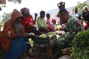 Indahnya Kebersamaan, Satgas Yonif MR 412 Masak dan Makan Bersama Mama-Mama Papua