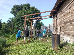 Karya Bakti Koramil 1508-02/Galela Memperbaiki Rumah Seorang Janda di Desa Binaan