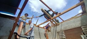 Responsif, Satgas Pamtas Yonif Mekanis 643/WNS Karya Bhakti Perbaiki Atap Rumah Warga Yang Rusak Tertimpa Pohon.
