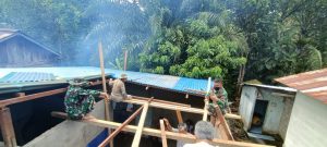 Responsif, Satgas Pamtas Yonif Mekanis 643/WNS Karya Bhakti Perbaiki Atap Rumah Warga Yang Rusak Tertimpa Pohon.