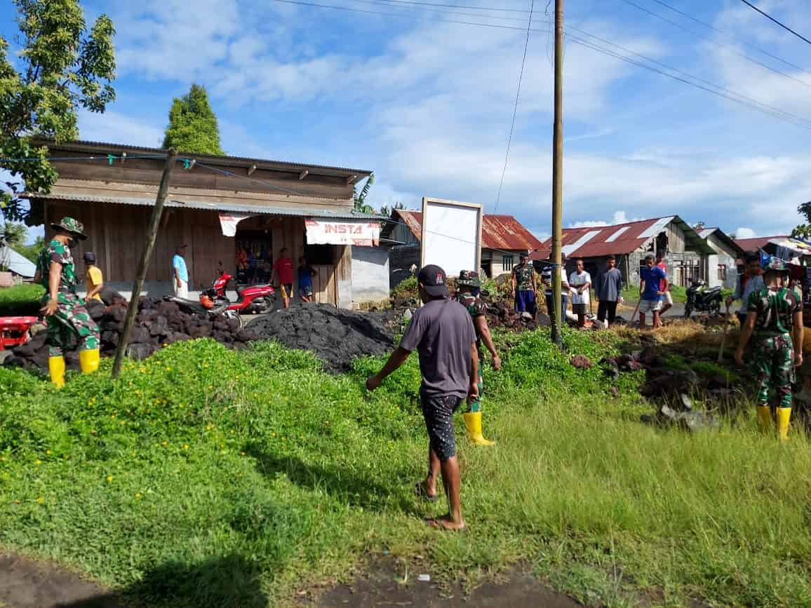 Tingkatkan Kualitas Infrastruktur, Satgas Kodim Maluku Utara Yonif RK 732/Banau Gelar Karya Bakti Bersama Masyarakat
