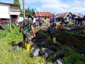 Tingkatkan Kualitas Infrastruktur, Satgas Kodim Maluku Utara Yonif RK 732/Banau Gelar Karya Bakti Bersama Masyarakat