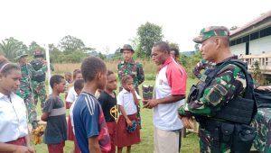 TNI Peduli Anak Papua, Satgas Yonif 126/KC Bagikan Perlengkapan Sekolah Kepada Siswa di Perbatasan