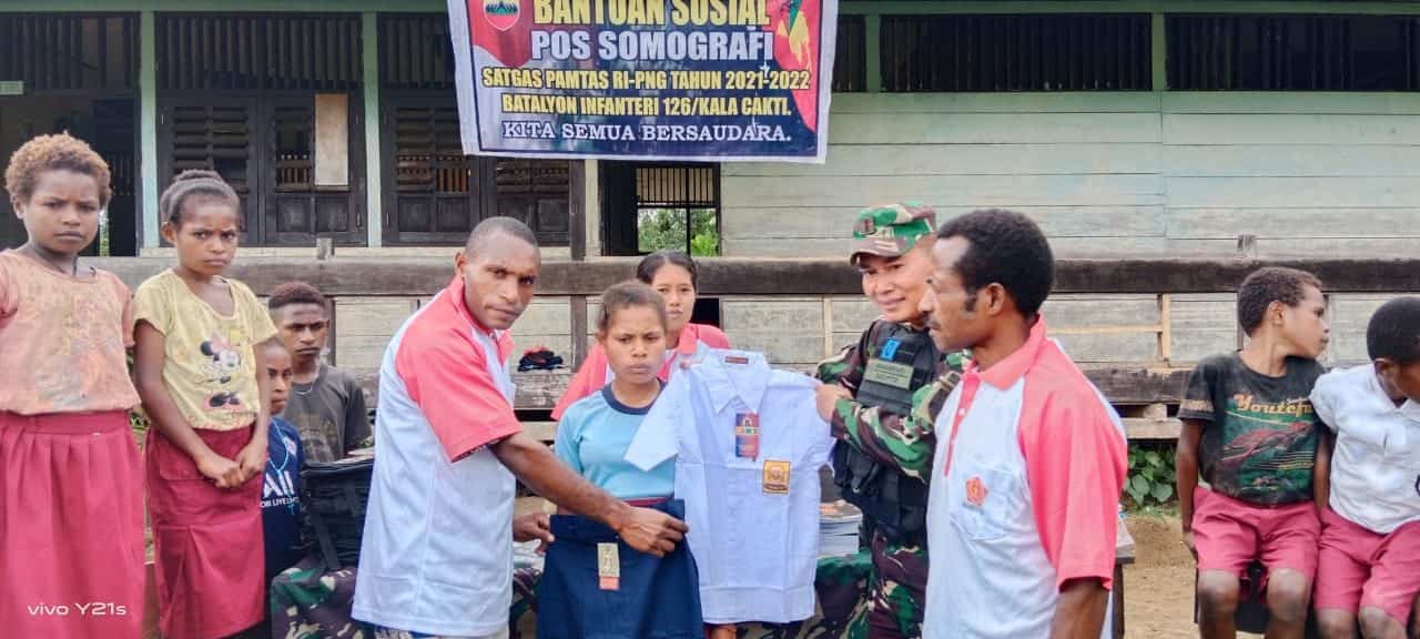 TNI Peduli Anak Papua, Satgas Yonif 126/KC Bagikan Perlengkapan Sekolah Kepada Siswa di Perbatasan