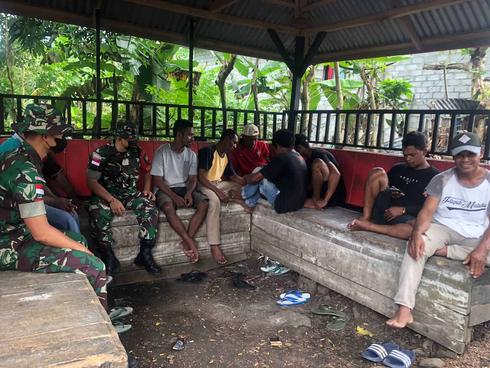 Pererat Komsos Dengan Masyarakat, Satgas Kodim Maluku Yonarhanud 11/WBY, Anjangsana ke Rumah Warga