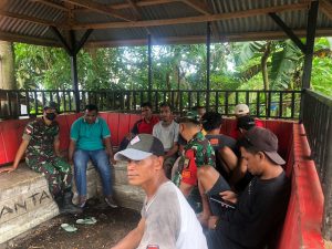 Pererat Komsos Dengan Masyarakat, Satgas Kodim Maluku Yonarhanud 11/WBY, Anjangsana ke Rumah Warga