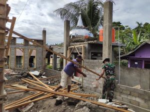 Bersama Masyarakat Desa, Satgas Kodim Maluku Utara Yonif RK 732/Banau Bantu Pembangunan Musholla