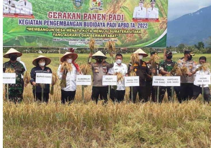 Pangdam I/BB Bersama Forkopimda Sumut Serahkan Sarana Pertanian Kepada Para Petani di Kabupaten Karo