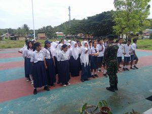 Tumbuhkan Jiwa Disiplin, Satgas Kodim Maluku Utara Yonif RK 732/Banau Ajarkan PBB Kepada Pelajar