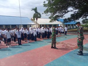 Tumbuhkan Jiwa Disiplin, Satgas Kodim Maluku Utara Yonif RK 732/Banau Ajarkan PBB Kepada Pelajar