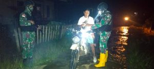 Jaga Stabilitas Keamanan, Satgas Yonif 144/JY Gelar Sweeping Malam di Perbatasan