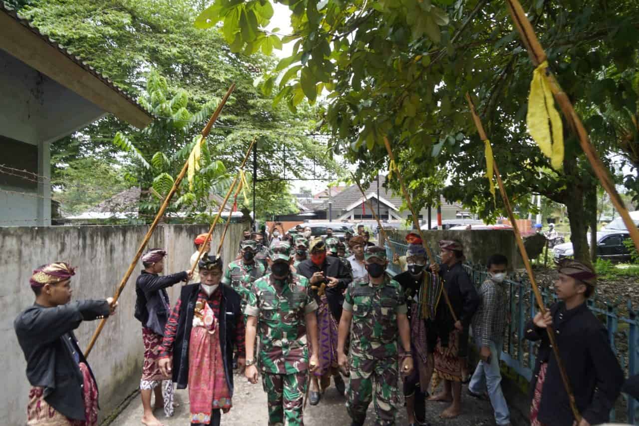 Kunker Perdana di Lombok, Pangdam IX/Udayana Dianugerahi Gelar Adat Sasak “Tirangge Pating Jagad”