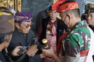 Kunker Perdana di Lombok, Pangdam IX/Udayana Dianugerahi Gelar Adat Sasak “Tirangge Pating Jagad”