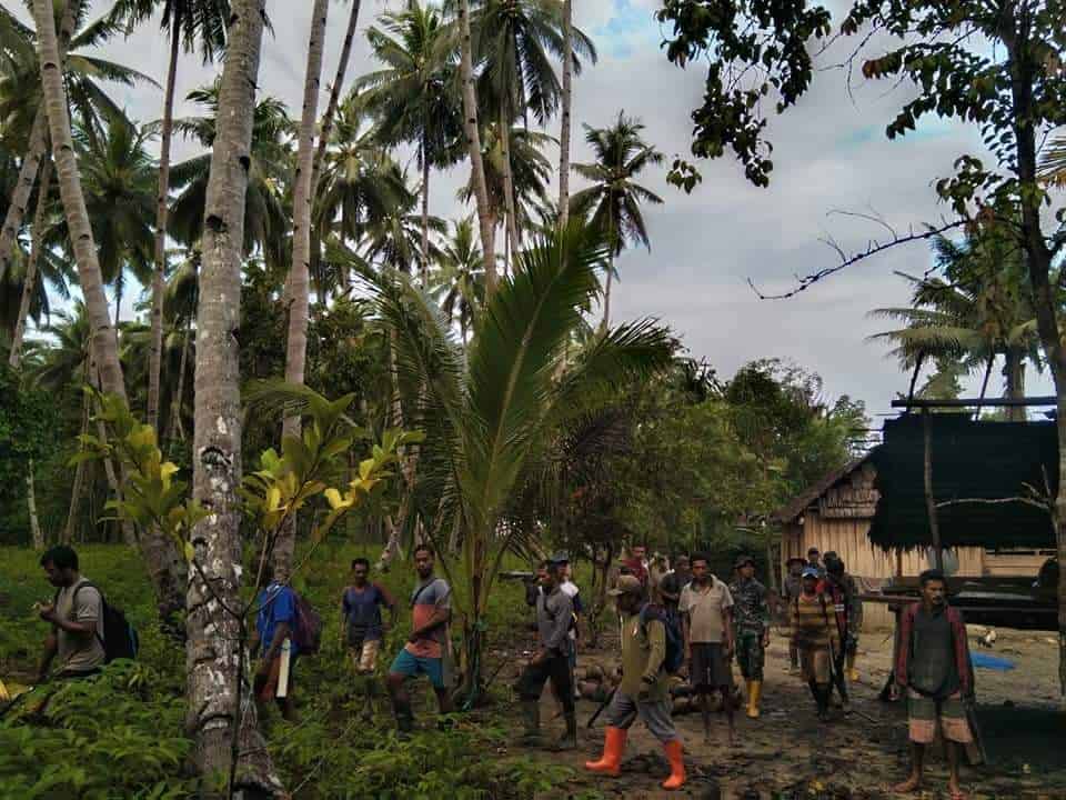 Satgas Kodim Maluku Utara Yonif RK 732/Banau Bersama Masyarakat Desa Buat Jalan Untuk Akses Listrik