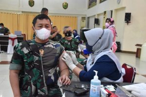 Pangdam II/Sriwijaya Tinjau Pelaksanaan Vaksinasi Booster Covid-19 Bagi Prajurit dan PNS di Lingkungan Makodam II/Swj