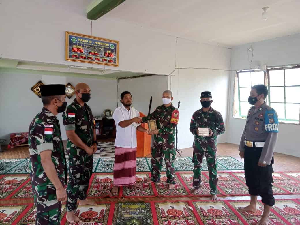 Satgas Yonif 144/JY Berikan Bantuan Kitab Suci Alquran di Masjid Al Mujahidin Perbatasan
