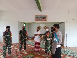 Satgas Yonif 144/JY Berikan Bantuan Kitab Suci Alquran di Masjid Al Mujahidin Perbatasan