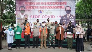 Cegah Penyebaran Covid-19, BNPB dan Pussenarmed Bagikan Masker