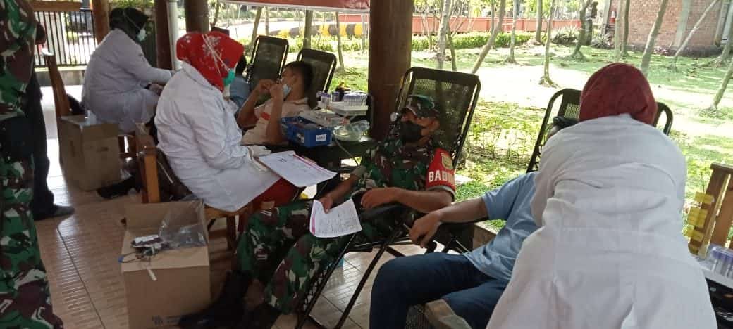 Kodim 0402/OKI Bersama PT. Arwana Citra Mulya Tbk, Baksos Bagikan Sembako dan Donor Darah