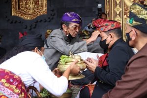 Kasad Terima Gelar Adat Sasak Prawireng Jayeng Bhuwane