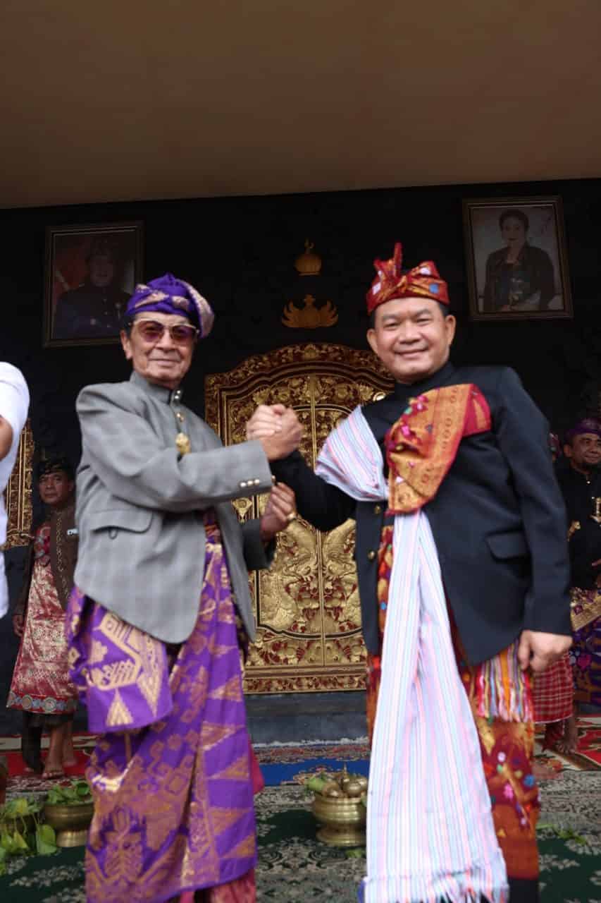 Kasad Terima Gelar Adat Sasak Prawireng Jayeng Bhuwane