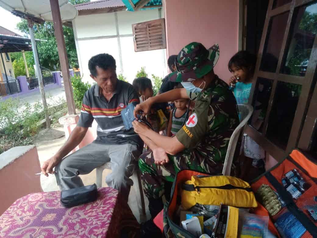 Berikan Pelayanan Kesehatan Pengungsi, Satgas Kodim Maluku Yonarhanud 11/WBY Kerahkan Nakes Dari Pos Ramil Aboru