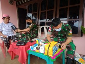 Berikan Pelayanan Kesehatan Pengungsi, Satgas Kodim Maluku Yonarhanud 11/WBY Kerahkan Nakes Dari Pos Ramil Aboru