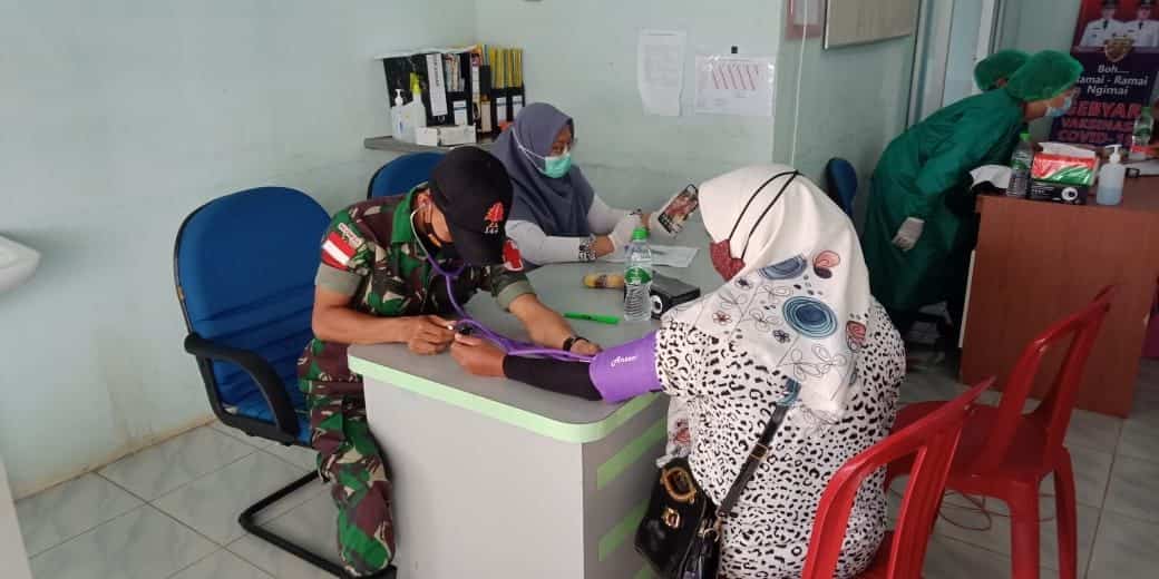 Anggota Satgas Yonif 144/JY Gelar Vaksinasi Tahap III Bersama Nakes Puskesmas di Perbatasan