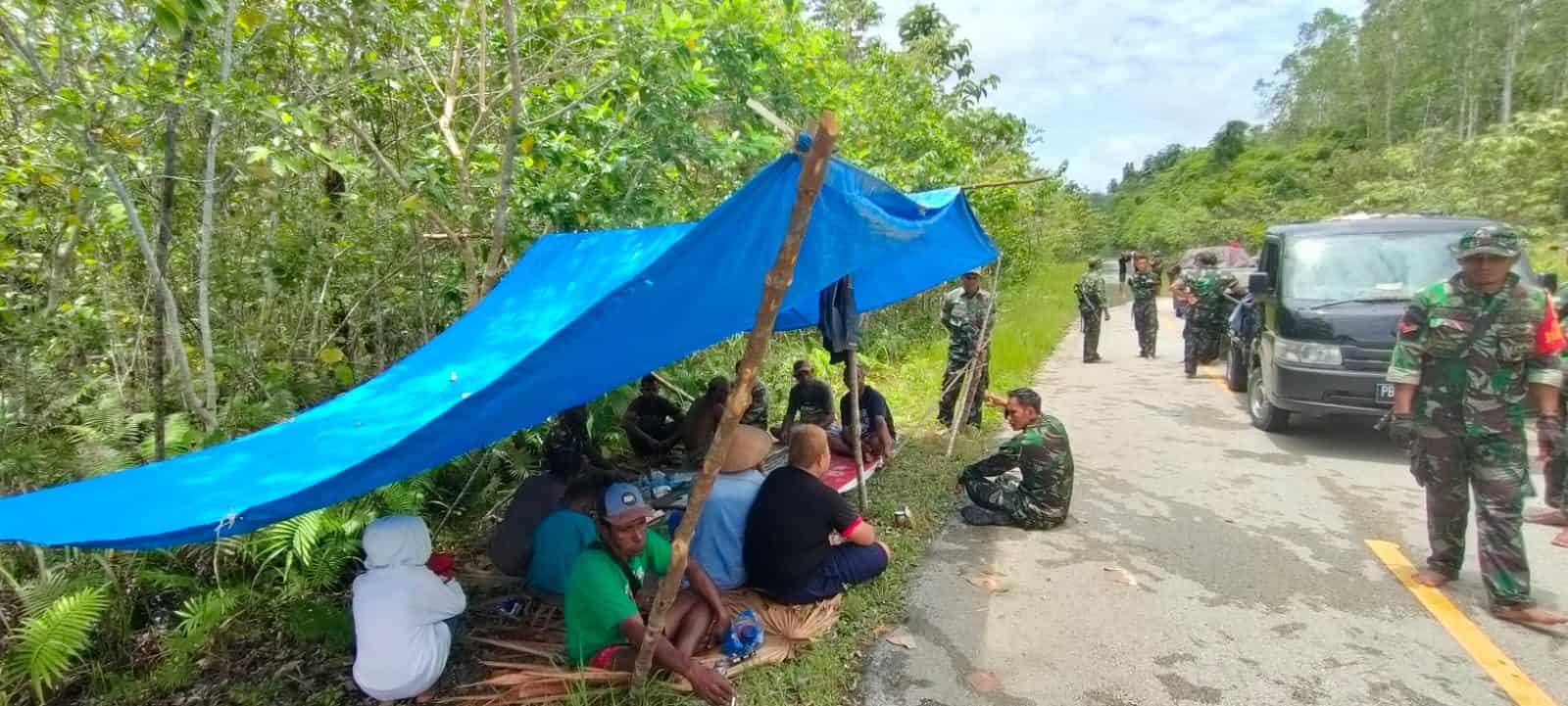 Korem 182/JO Kerahkan Prajurit Bantu Korban Banjir di Distrik Bahamdandara