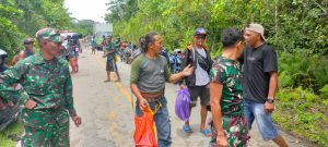 Korem 182/JO Kerahkan Prajurit Bantu Korban Banjir di Distrik Bahamdandara