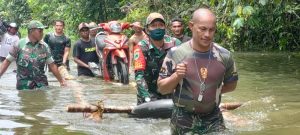 Korem 182/JO Kerahkan Prajurit Bantu Korban Banjir di Distrik Bahamdandara