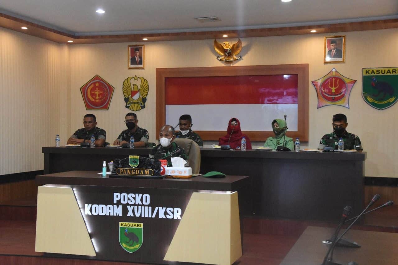 Pangdam Kasuari Ikuti Vicon Dengan Panglima TNI Terkait Penyerahan Program Beasiswa Bagi Putra Putri TNI-Polri
