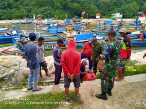 Bantuan Penghemat BBM AMR Dari Kodim 0617/Majalengka Ringankan Ongkos Melaut Nelayan Garut