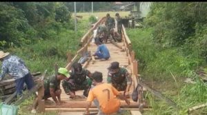 Karya Bakti Satgas Yonif 144/JY Bersama Warga Perbatasan Bangun Jembatan Panjang