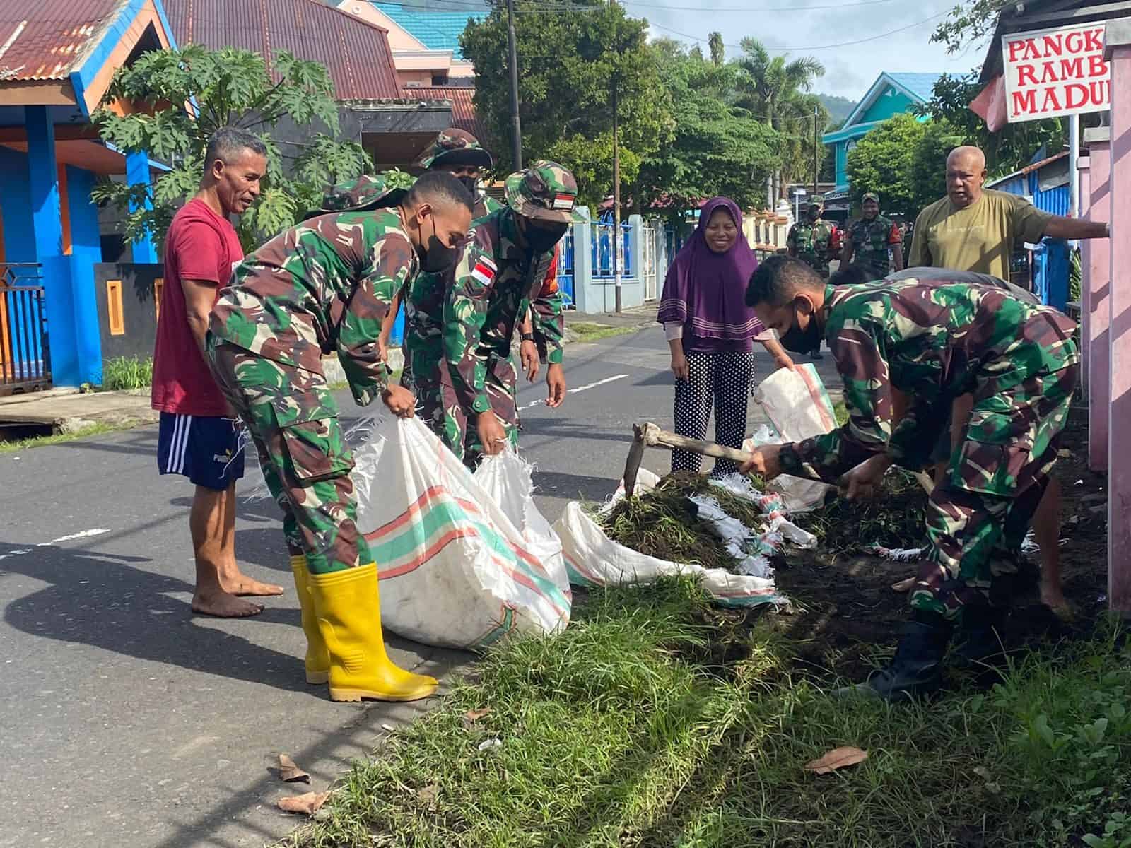 Satgas Kodim Maluku Utara Yonif RK 732/Banau Bersama Masyarakat Wujudkan Pentingya Hidup Bersih