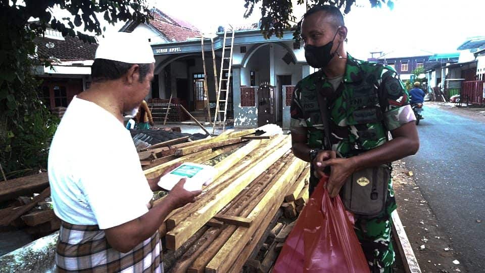 Jumat Berkah, Yonif PR 502/UY Berbagi Nasi Kotak ke Panti Asuhan dan Warga Kurang Mampu