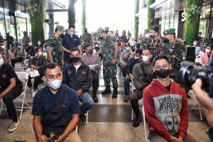 Pangdam Jaya Tinjau Pelaksanaan Vaksinasi di Bekasi