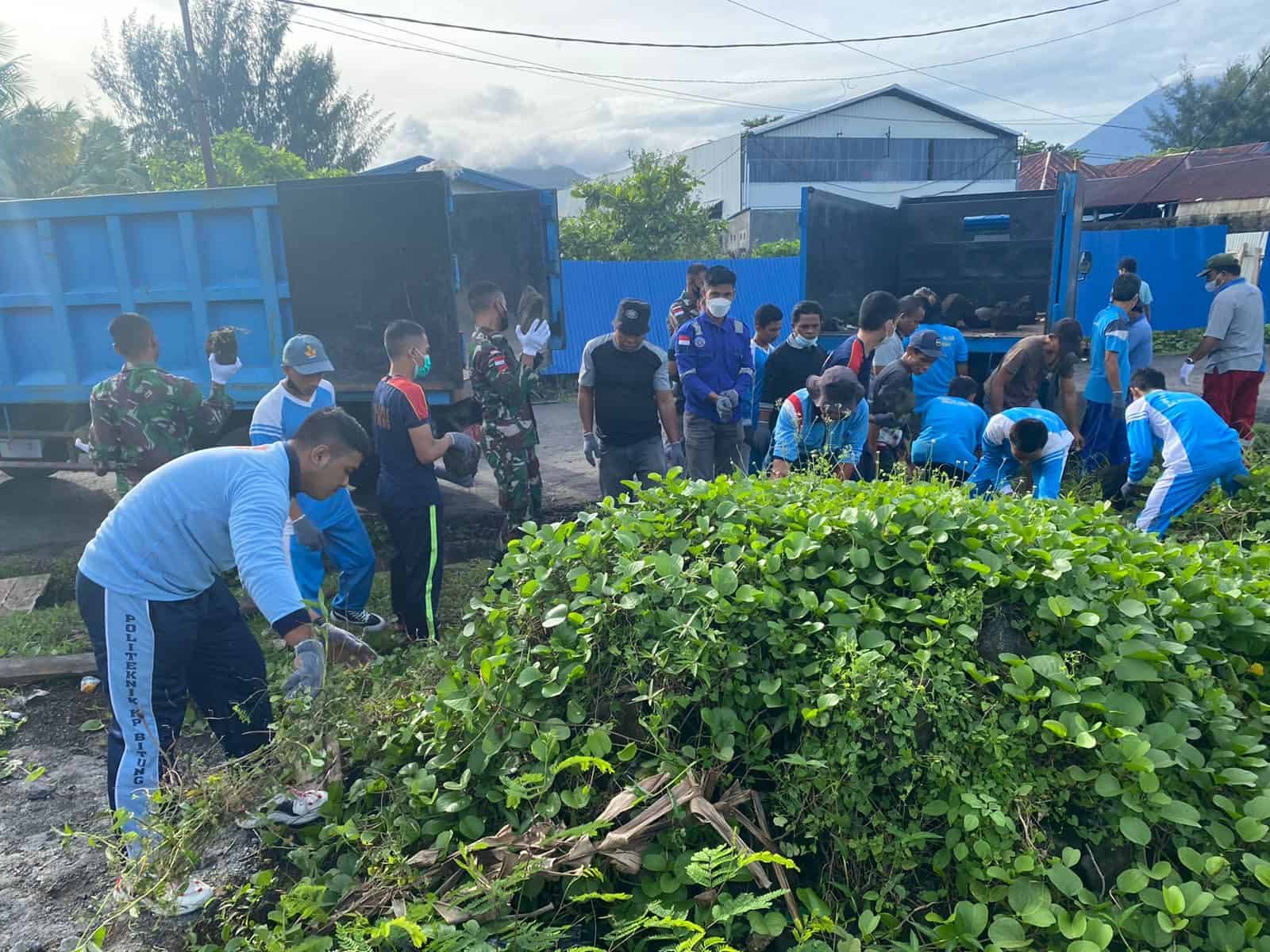 Satgas Kodim Maluku Utara Yonif RK 732/Banau Bersama Masyarakat Bersihkan Areal Pelabuhan