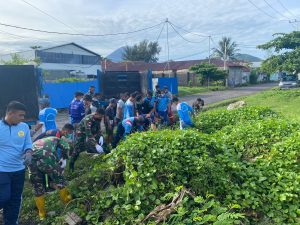 Satgas Kodim Maluku Utara Yonif RK 732/Banau Bersama Masyarakat Bersihkan Areal Pelabuhan