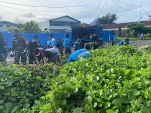 Satgas Kodim Maluku Utara Yonif RK 732/Banau Bersama Masyarakat Bersihkan Areal Pelabuhan