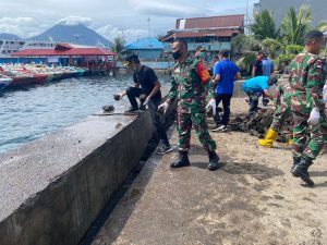 Satgas Kodim Maluku Utara Yonif RK 732/Banau Bersama Masyarakat Bersihkan Areal Pelabuhan