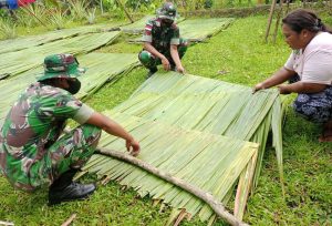 Belajar Membuat Kerajinan Tradisional Atap Rumbia Melalui Kegiatan Anjangsana