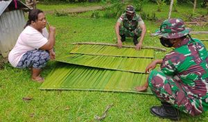 Belajar Membuat Kerajinan Tradisional Atap Rumbia Melalui Kegiatan Anjangsana