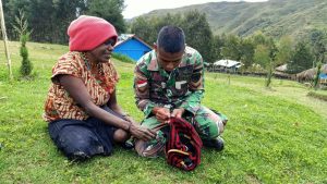 Prajurit Satgas Yonif MR 412 Belajar Membuat Noken Bersama Mama-Mama di Papua
