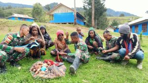 Prajurit Satgas Yonif MR 412 Belajar Membuat Noken Bersama Mama-Mama di Papua