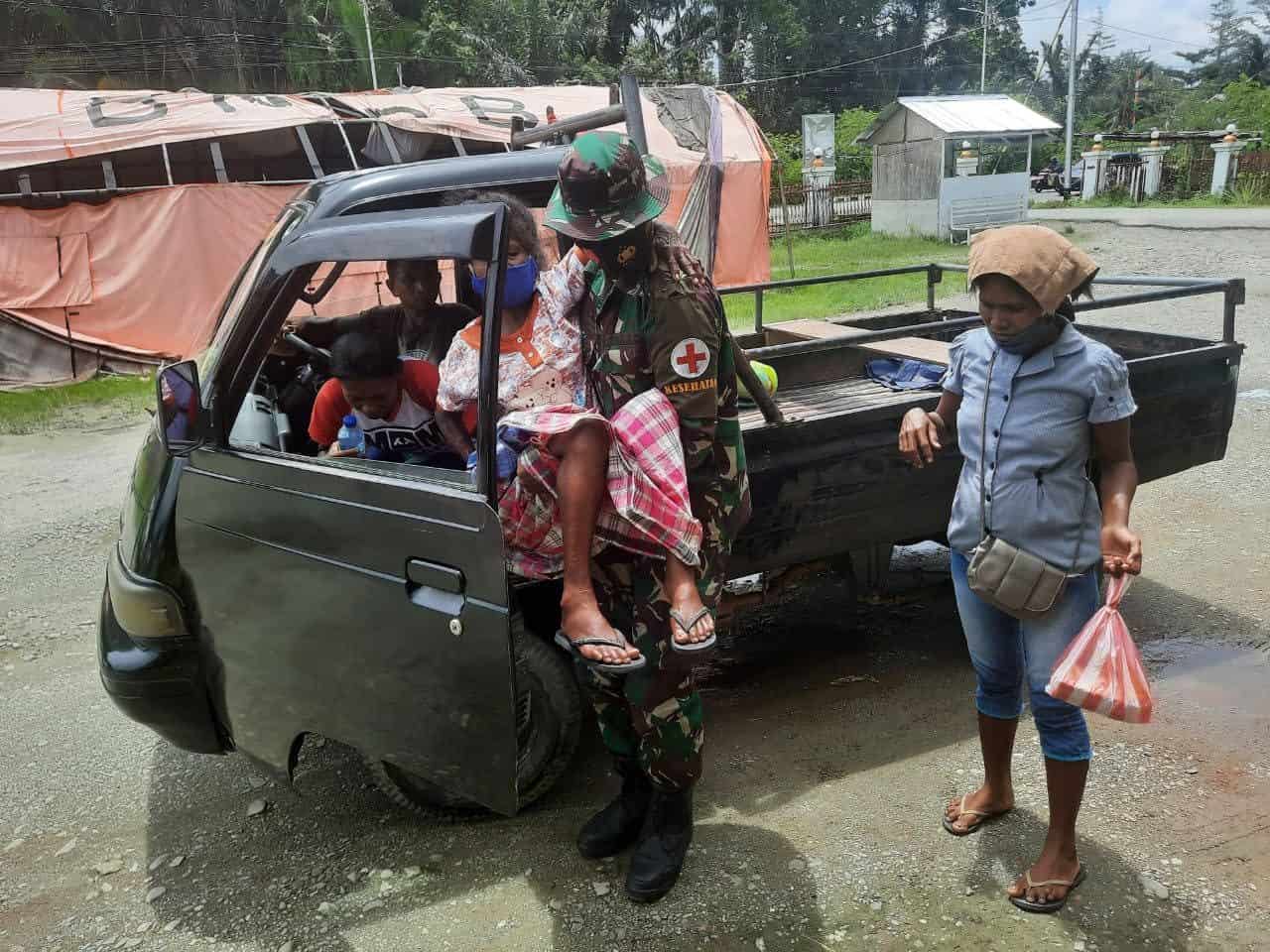 Satgas Yonarhanud 11 Evakuasi Warga Lumpuh Ke Rumah Sakit Piru