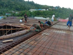 Satgas Kodim Maluku Utara Yonif RK 732/Banau Bangun Masjid Bersama Warga Halut