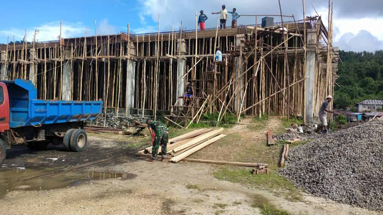 Satgas Kodim Maluku Utara Yonif RK 732/Banau Bangun Masjid Bersama Warga Halut