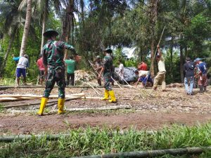 Satgas Kodim Maluku Utara Yonif RK 732/Banau Bantu Warga Membuat Pagar dan Gapura Desa