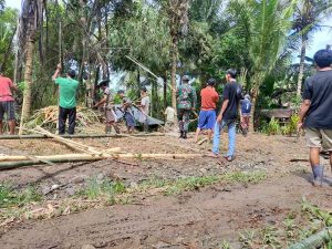 Satgas Kodim Maluku Utara Yonif RK 732/Banau Bantu Warga Membuat Pagar dan Gapura Desa